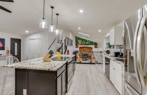 Pop Art Oasis with Karaoke Mini Golf Hot Tub and Pool - Photo 13