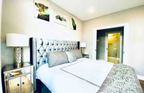 Luxe Penthouse with Private Parking & Rooftop w TV - Foto 6