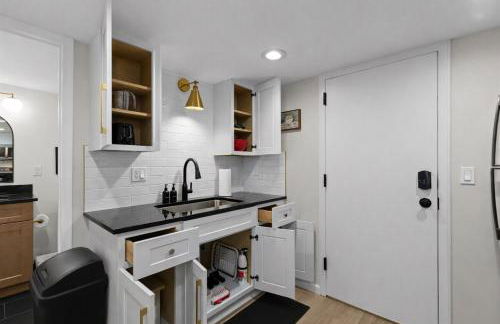 Comfortable Basement Studio Living Near Major Road - Foto 18