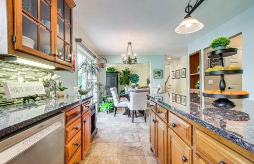 Menasha Home with Patio - Walking Distance to Lake! - Foto 8