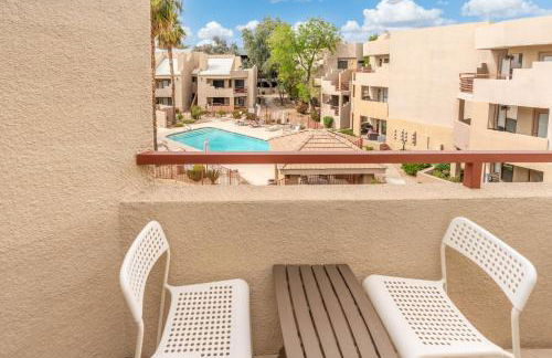 Mid-Century, Two-story with private Balconies & Pool view - Foto 22