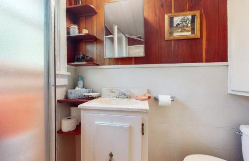 Walk to Town! Dog-Friendly Quincy Getaway with Deck - Foto 17