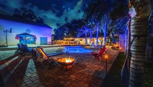 Tropical Oasis- Pickleball, Pool, Hot Tub- 15 min to beach - Photo 2