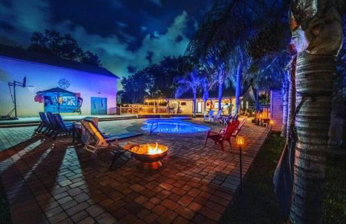 Tropical Oasis- Pickleball, Pool, Hot Tub- 15 min to beach - Photo 2