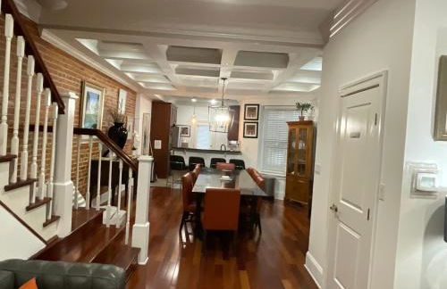 Classy Victorian Brownstone Subway Shopping - Photo 58