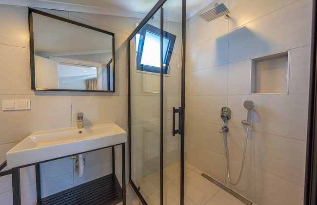 Luxury 4-bed Villa With Private Pool and Jacuzzi - Photo 23