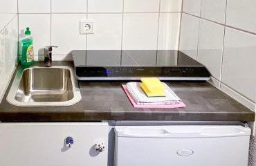 Modernes Zimmer mit Küchenzeile und Bad - Foto 6