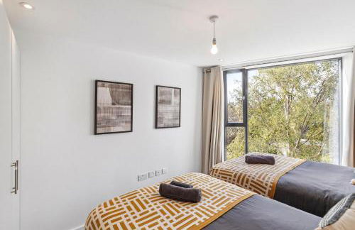 Luxury 3BR Apt Sleeps 10, Wembley & Park Views - Photo 35