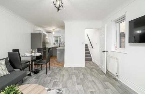 COZY 3 Bed House With Garden & Parking in Rochester, Kent Mins to Train Station, WiFi - Foto 12