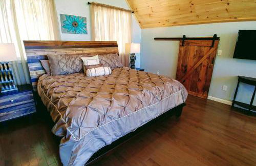 Peace of Heaven, Modern Chic Cabin, Majestic Mountain Views, Hot Tub, Fire Pit, Outdoor Games, Close to Town - Foto 16