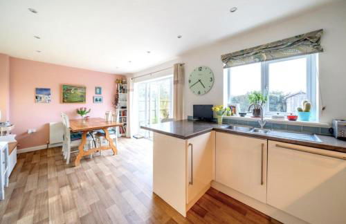 New Forest home - 4-beds and garden - 10 mins from Beach - Photo 10