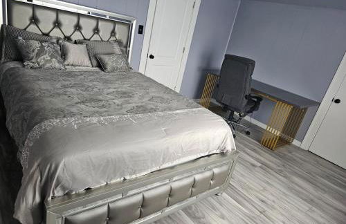 Cozy Roomy family sized apartment on major bus route close to all - Foto 46