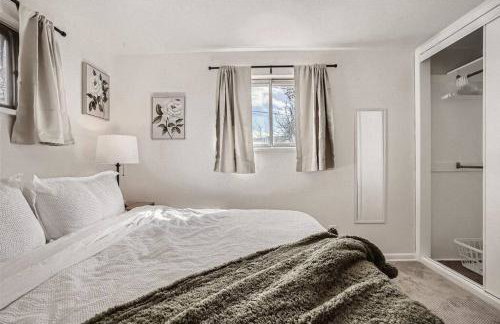 Serene, Spacious Home in Quiet Neighborhood with Fenced Yard - Foto 28