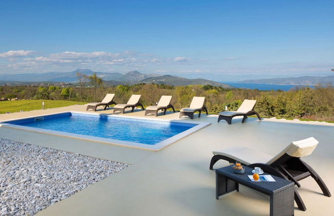 Detached Villa With Private Pool Located on Hill Overlooking Kvarner - Foto 18