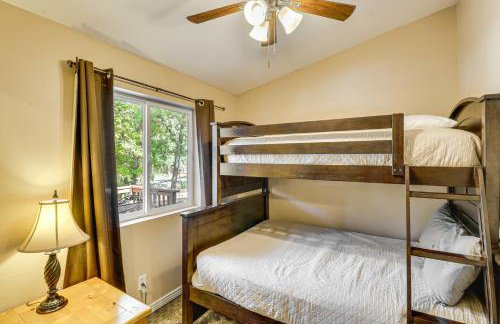 4 Mi to Rainbow Lake! Cozy Forest-View Gem with Deck - Foto 17