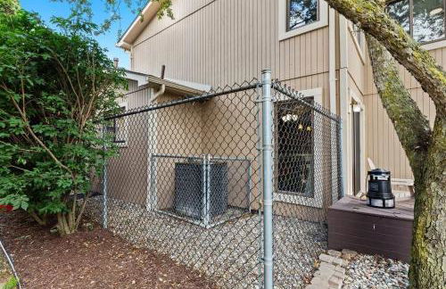 NEW! 4BR I Indoor Pool on the Bay in Boat Town USA - Foto 13