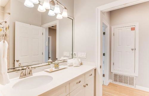 Dog-friendly beachfront dream with a wet bar & two furnished balconies - Foto 31