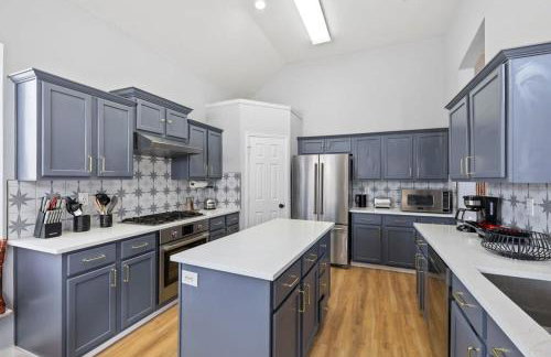 Stylish Spacious Convenient - 6-BD 2 5-BA + Pool - Foto 12