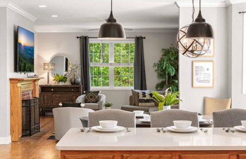 15 Minutes to Asheville! Spacious 7BR Luxury Home | Pool | Hot Tub | Game Room - Foto 28