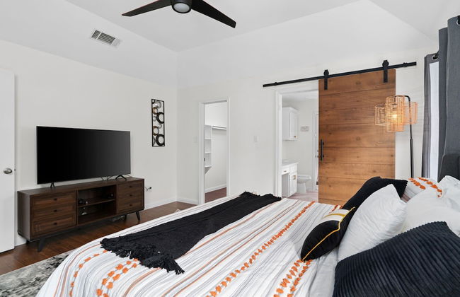 High End Home w Pool Hot Tub Gameroom - Photo 53