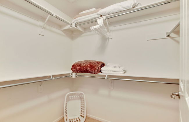 Global Luxury Suites at The Village - Photo 33