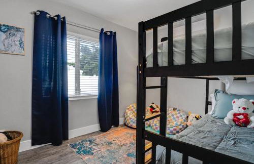 Luxe by Jenn - 3BR Retreat with Heated Pool - Photo 47