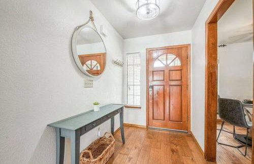 Stylish 3BR/2BA Retreat w/ Pool! Dream Getaway - Foto 25