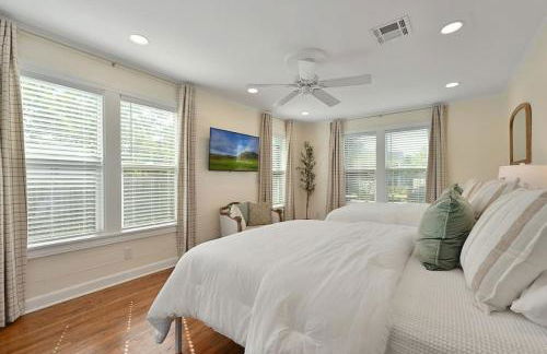 Whimsical Bluebird Cottage Hot Tub Patio Pet Friendly Central Location - Foto 14