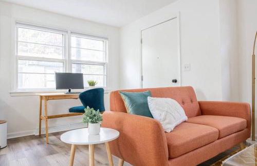 Retro Retreat: 1br home w/ WFH desk, livingroom, and fire pit - Foto 17