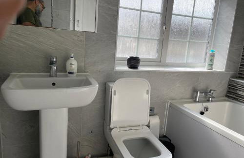 Luxurious Detached Holiday House Free Parking near Airport Town Centre Railway Station - Foto 4