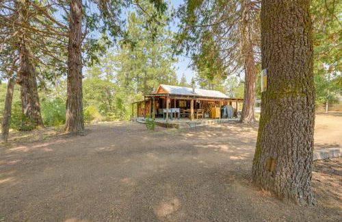 Rustic Cabin with Patio 8 Mi to Kings Canyon Park - Foto 16