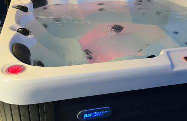 Sunset Retreat Cabin, Private Hot Tub with Mini Cinema Projector & Garden views - Foto 27