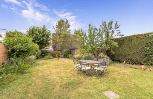 Spacious 5 Bedroom 11 Guest Family House in Horsham - Photo 5