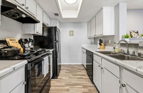 Trendy 2BR Apartment with Pool and Gym Access - Foto 6