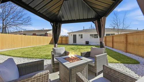 Cozy 2BR Retreat with Backyard Lounge - Foto 3