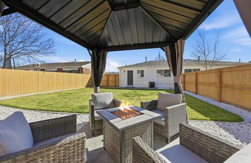 Cozy 2BR Retreat with Backyard Lounge - Foto 3