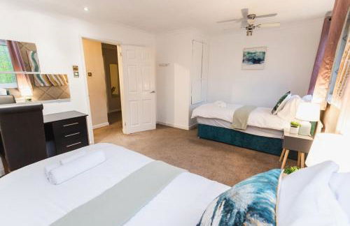 Elegant 5-Bed Home, Families & Friends, Sleeps 6, Parking, Free Wi-Fi - Foto 24