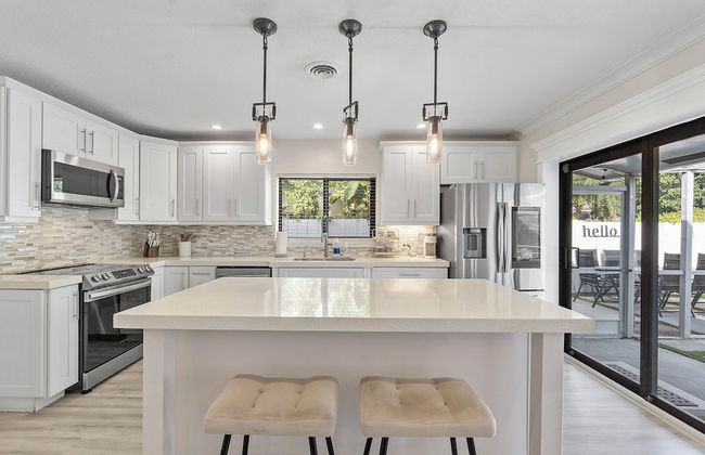 Coastal Retreat Stylish 4 BDR w/ Private Pool! - Foto 17