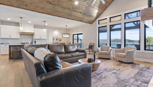 Accessible Lakeside Luxury at the 45mm w/ Private Dock, Sunset Views & More - Foto 3