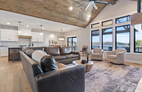 Accessible Lakeside Luxury at the 45mm w/ Private Dock, Sunset Views & More - Foto 3