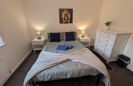 Large Modern House With Private Parking - Photo 96