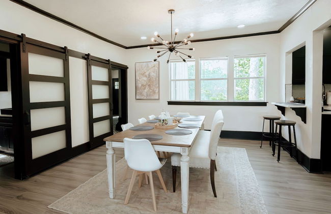 Cozy 6BR Home Near Plaza Dist -sleeps 15 - Photo 22