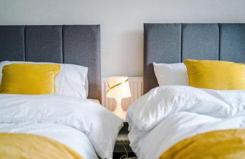 Spacious 5 bedroom house near Leeds City Centre sleeps 12 suits contractors with free parking - Foto 57