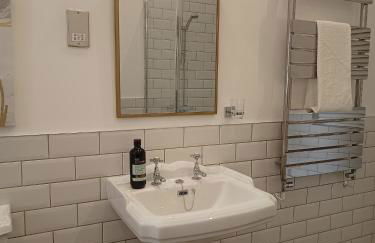 The West Wing at Eriviat Hall Hot Tub - Photo 56