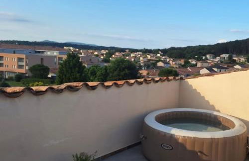 Appartement chaleureux avec jacuzzi-Terrasses rooftop-Rafraîchisseur-Parking-wifi - Foto 1