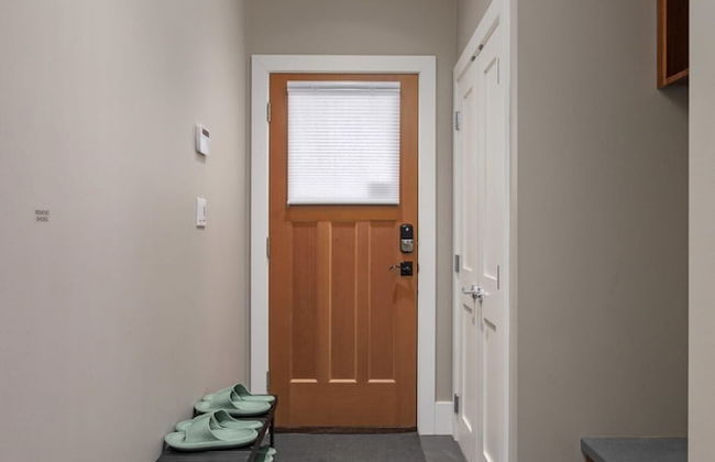 Stunning 3 Bedroom Secondary Suite N Van - Photo 21