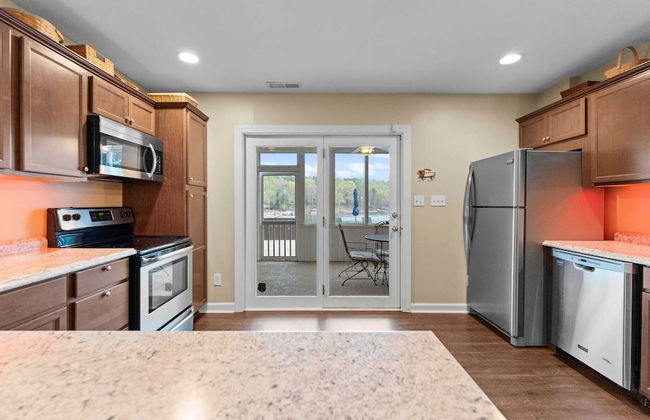 Sleeps 22, Lakefront w/ Private Dock & Pool, 2 Houses Lake Living by Avantstay - Foto 54