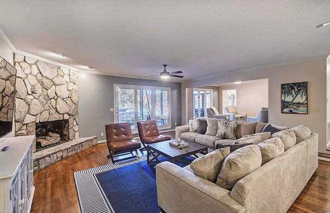 Lakefront Home Private Dock, Tiki Bar, Firepit Shore to Please by Avantstay - Foto 20