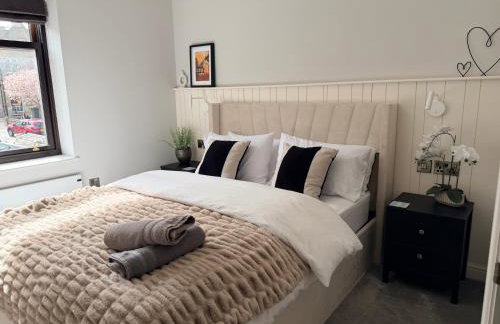Hill House Luxury Central 2-Bedroom Apartment with Balcony & Free Parking, 2 x King Sized Beds - Photo 4