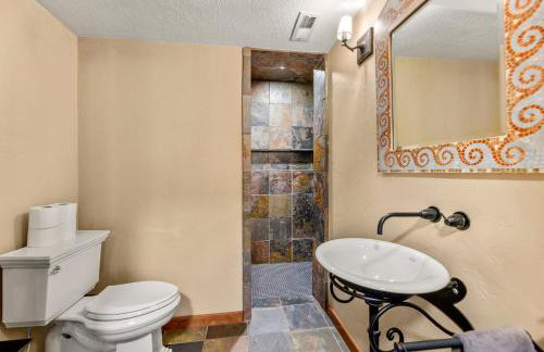 Spacious 5 Bed Retreat, Walk to Lifts and Main - Photo 23